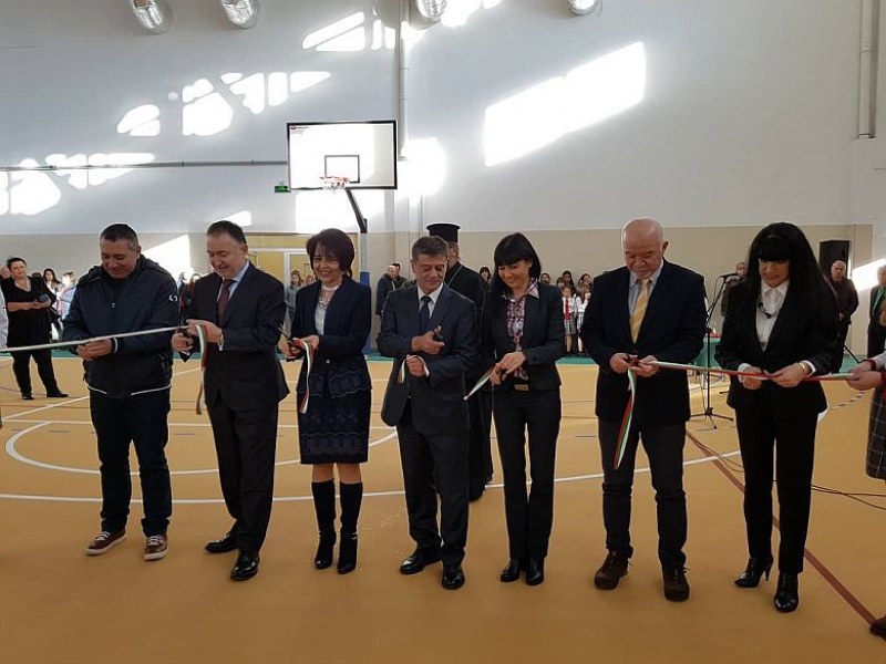 Откриха новоизградената спортна зала в СУ „Васил Левски“ в Карлово СНИМКИ