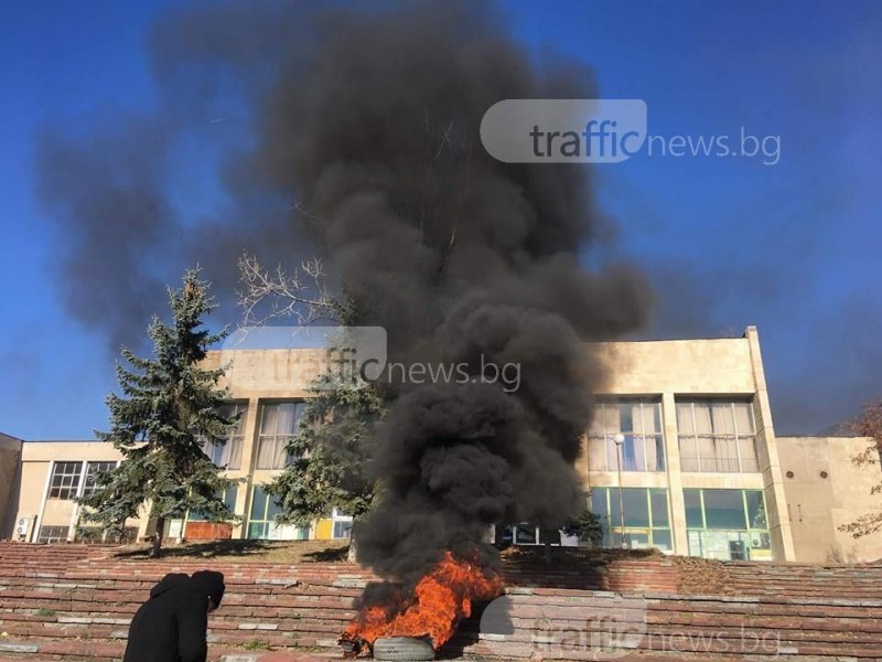 Протестиращи запалиха гуми в центъра на Сопот СНИМКИ