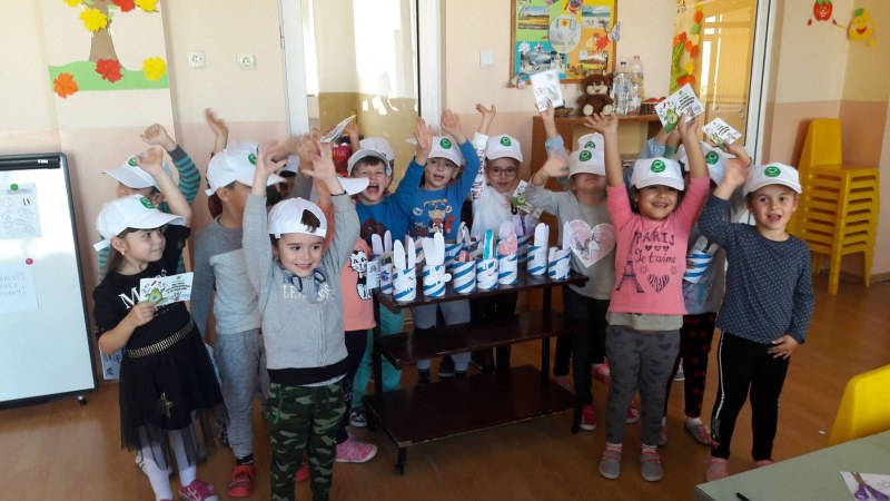 Деца от Куклен превърнаха битови отпадъци в произведения на изкуството