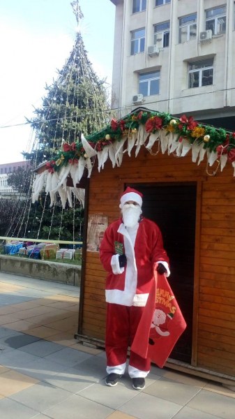 Дядо Коледа пристигна в Асеновград, за да запали светлините на елхата