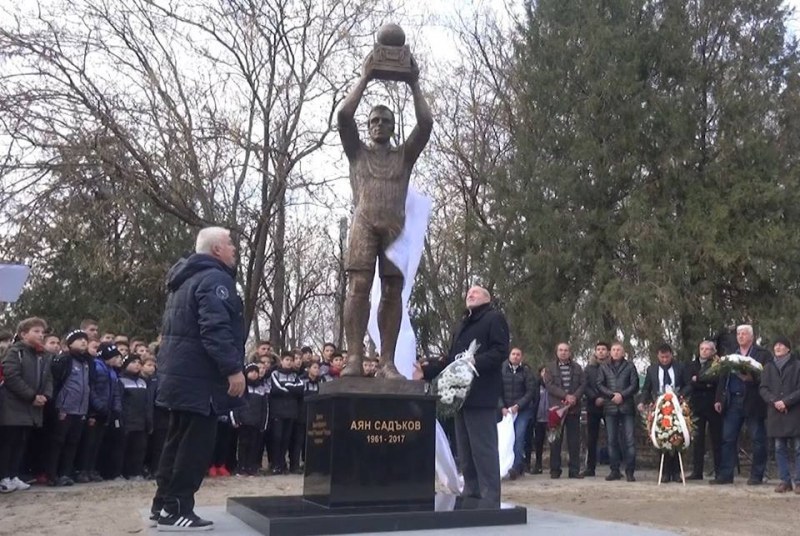 Майката на Аян Садъков се разрида на паметника му ВИДЕО И СНИМКИ