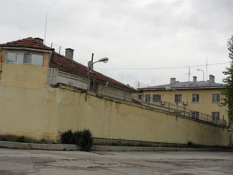 След скандала с внос на забранени вещи: Отстраниха двама надзиратели от пловдивския затвор