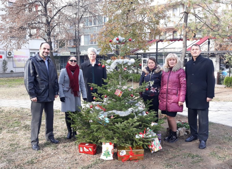 Още една елха грейна в Кършияка