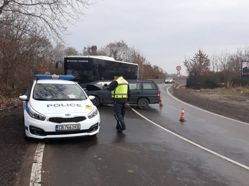 Двама души от помляната кола до Войводиново са откарани в болница СНИМКИ