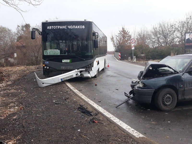 Тежък инцидент на пътя: Автобус №15 и кола се помляха до Войводиново СНИМКИ