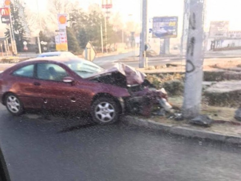 Трима са в болница, след като автомобил се заби в стълб в Пловдив
