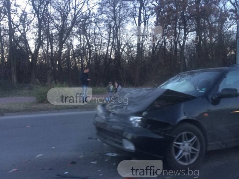 Катастрофа затапи булевард в Пловдив, автомобилът е смачкан СНИМКА