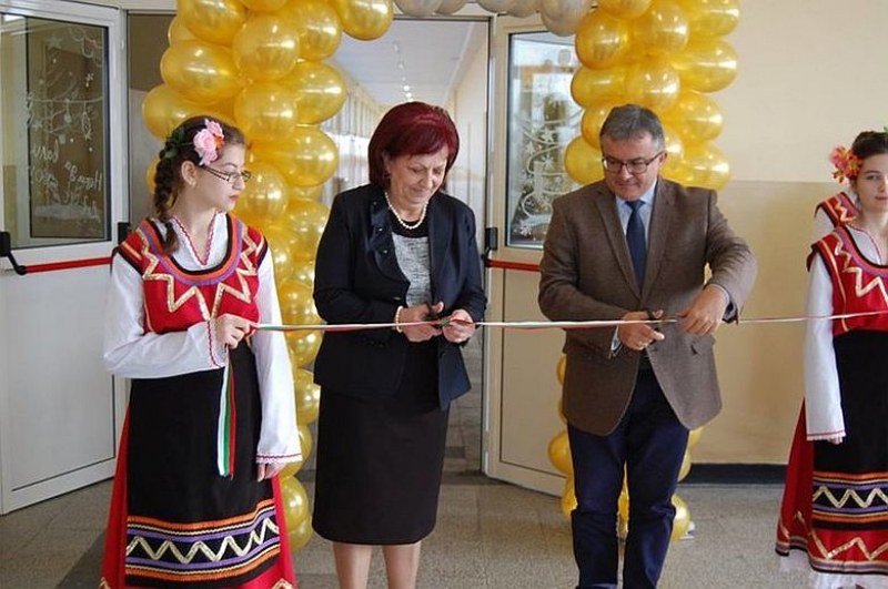 Професионалната гимназия в Първомай е напълно обновена СНИМКИ