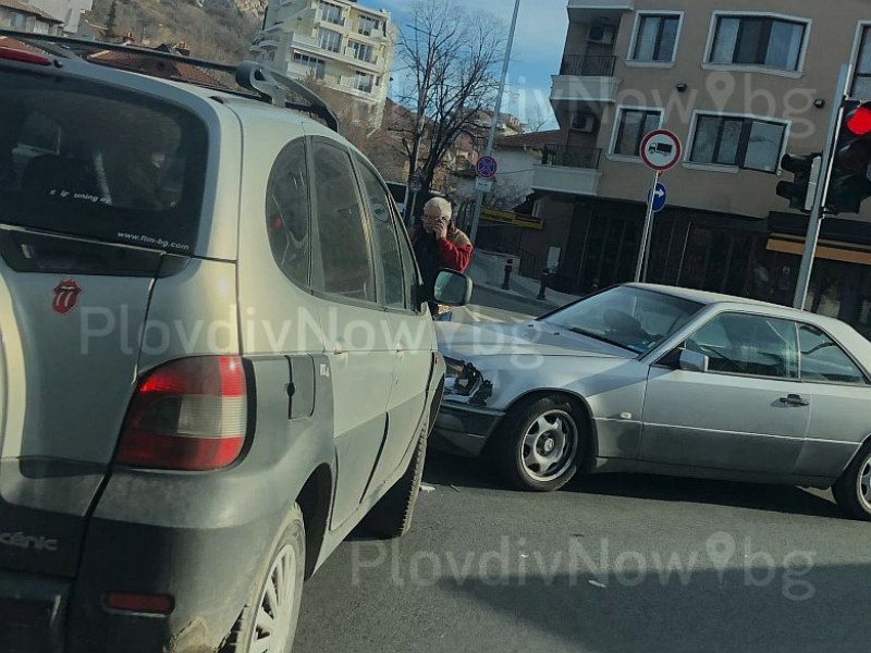 Джип и мерцедес катастрофираха в центъра на Пловдив, блокираха кръстовище СНИМКИ