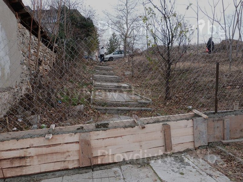 Общината Асеновград обяви за незаконно заграждението на ул. „Сливница”