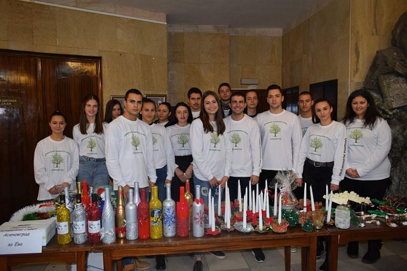 Общински младежки съвет в Асеновград с благотворителен базар за малката Ева СНИМКИ