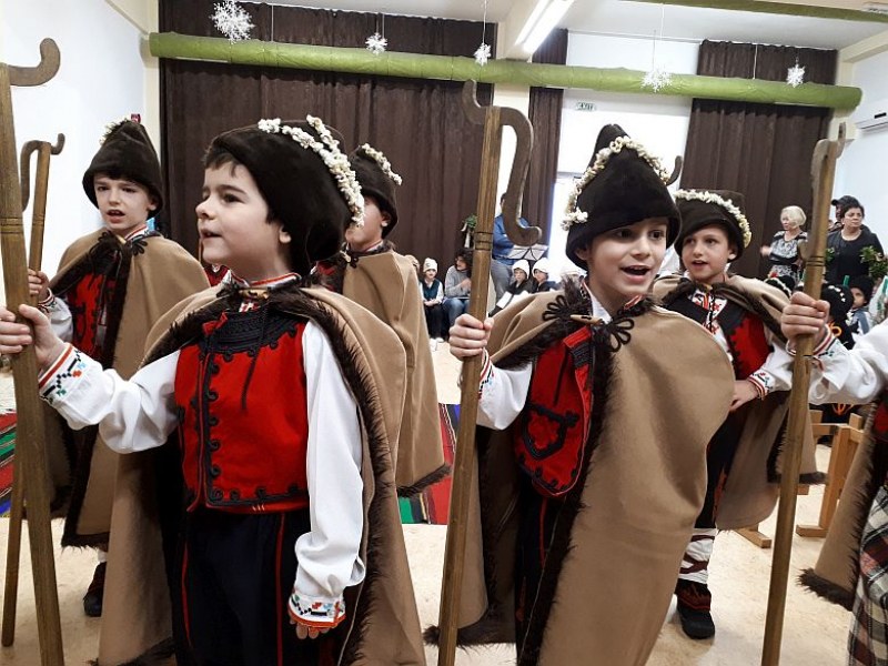 Малки коледарчета огласиха най-новата детска градина в Пловдив СНИМКИ