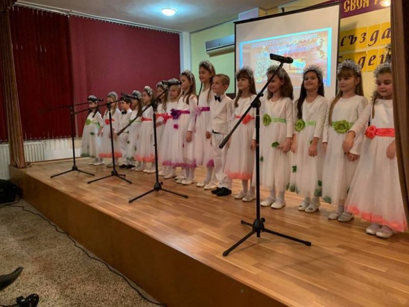 Пловдивски ученици изнесоха благотворителен коледен концерт СНИМКИ