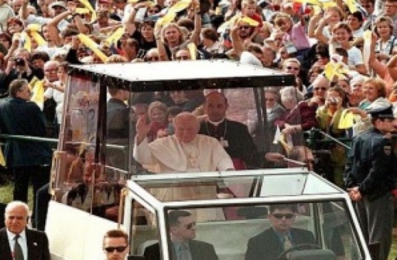 10 000 поклонници посрещнаха папата преди 16 години в Пловдив