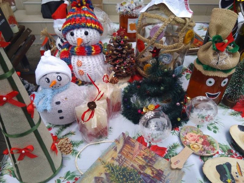 Коледен базар в Първенец събира средства за нови носии на децата от селото СНИМКИ