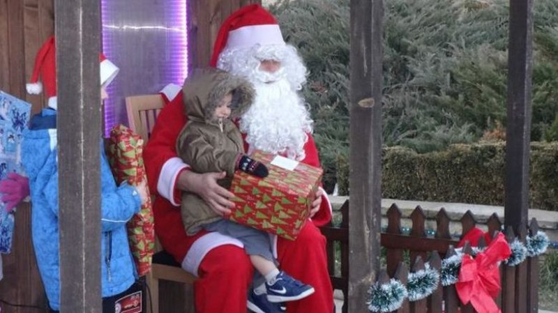 Децата в Карлово посрещнат Дядо Коледа днес