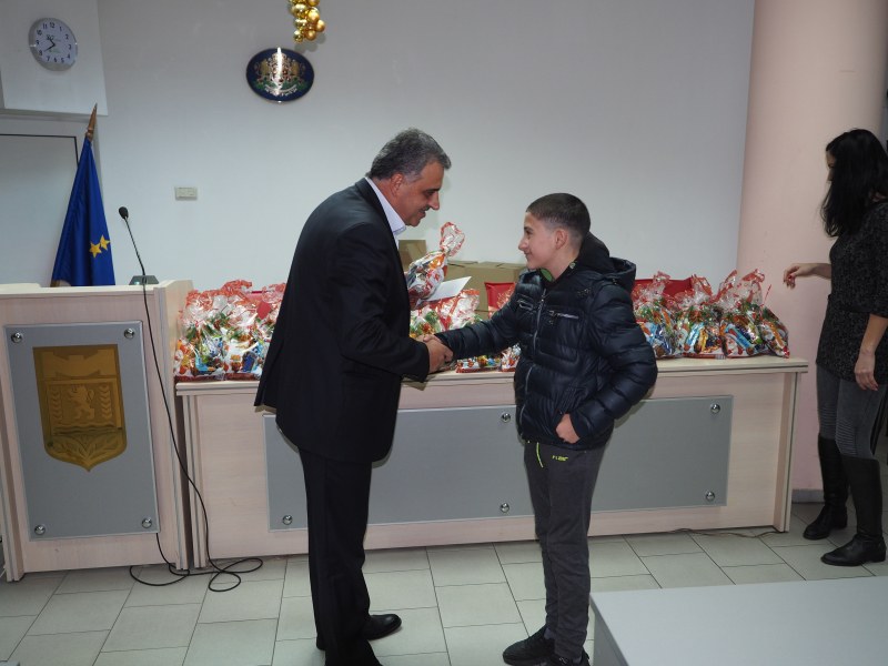 195 деца от община „Марица“ получиха парична помощ и лакомства за Коледа
