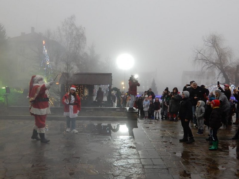 Дядо Коледа пристигна в Карлово