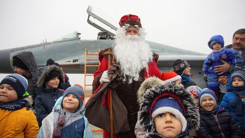 Дядо Коледа пилотира изтребител на Граф Игнатиево СНИМКИ