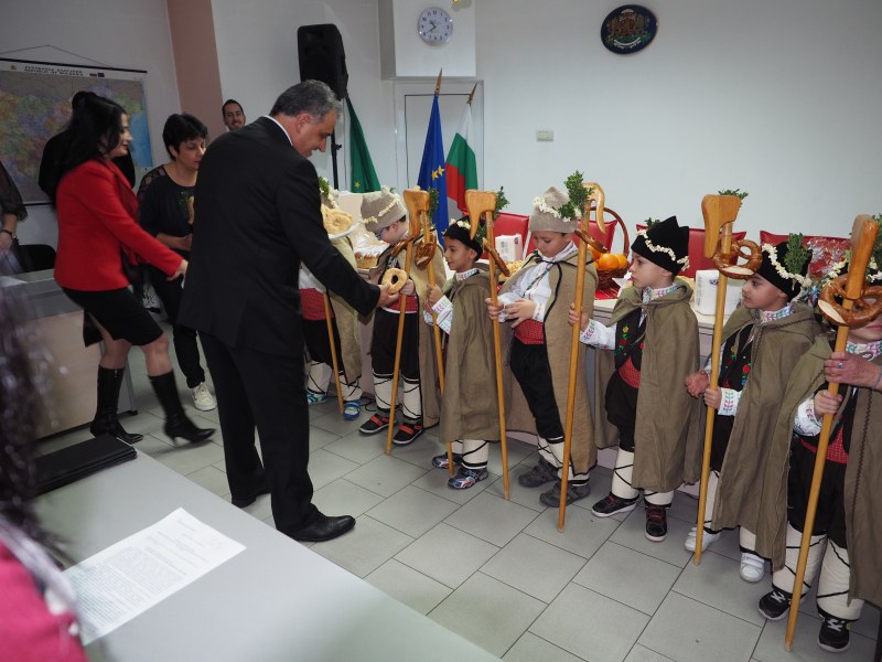 Коледари превърнаха в празник сесията на ОбС “Марица“