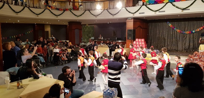 Малчугани със специални потребности с празник за Коледа в Пловдив СНИМКИ