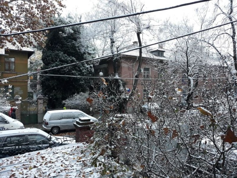 Сняг прехвърча край Пловдив днес