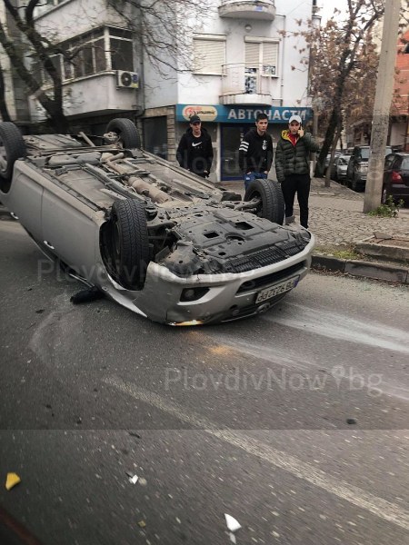 Кола се обърна по таван на бул. “България“ СНИМКИ