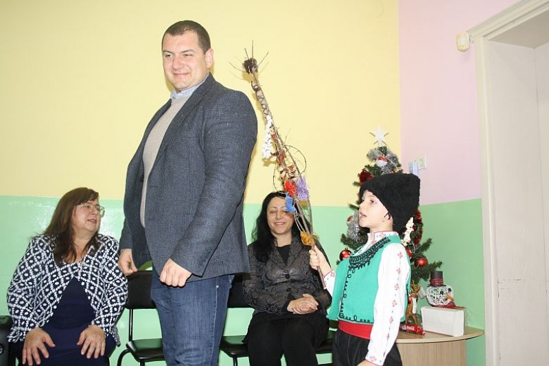 Малки коледари сурвакаха кмета на Раковски СНИМКИ