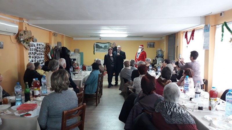 Ральо Ралев празнува с пенсионерите от “Надежда“ СНИМКИ