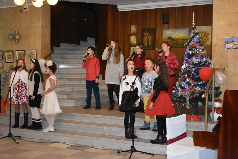 „Рождественска хармония” звуча в библиотеката в Асеновград