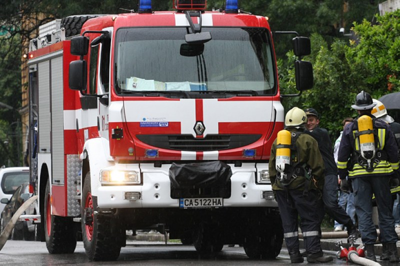 Пожар в гараж по чудо не обхвана къщата на първомаец