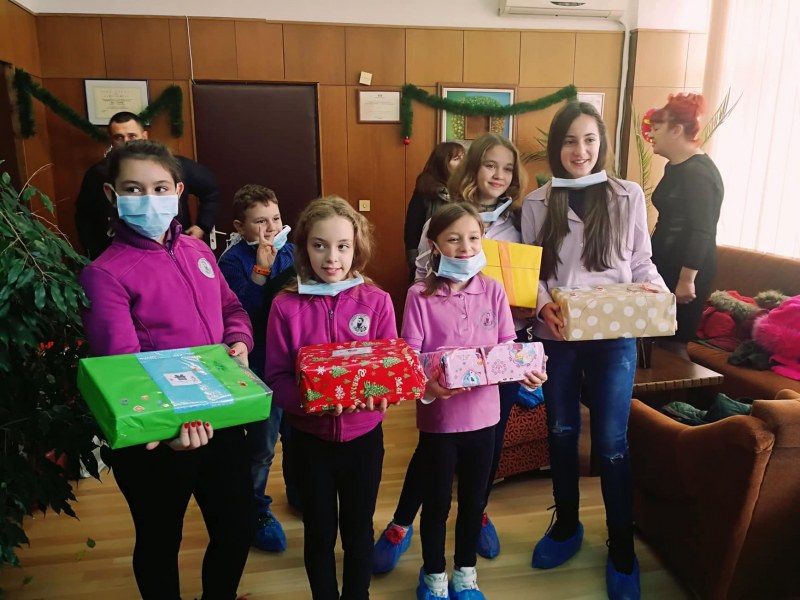 Ученици от Пловдив дариха почти 5 000 лв. на Клиниката по детска хирургия СНИМКИ