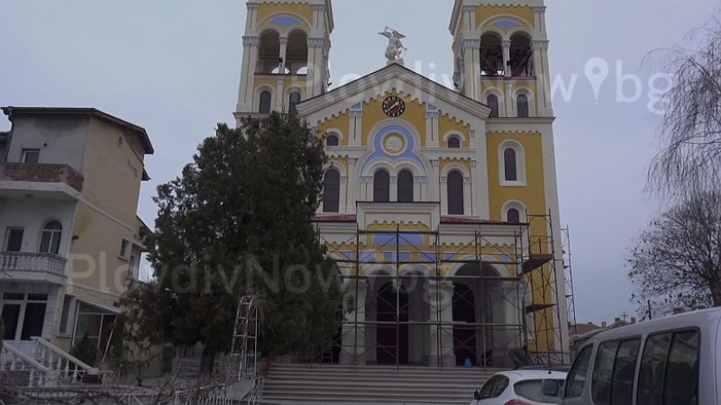 Предколедно ремонтират една от катедралите в Раковски СНИМКИ+ВИДЕО