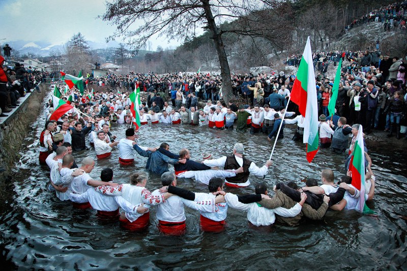 Български традиции: “Мъжкото хоро“ на калоферци и силата на братската верига