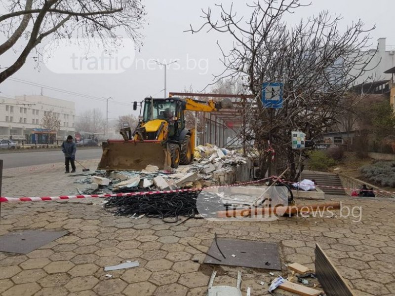 Премахнаха павилионите на подлеза на Тримонциум СНИМКИ