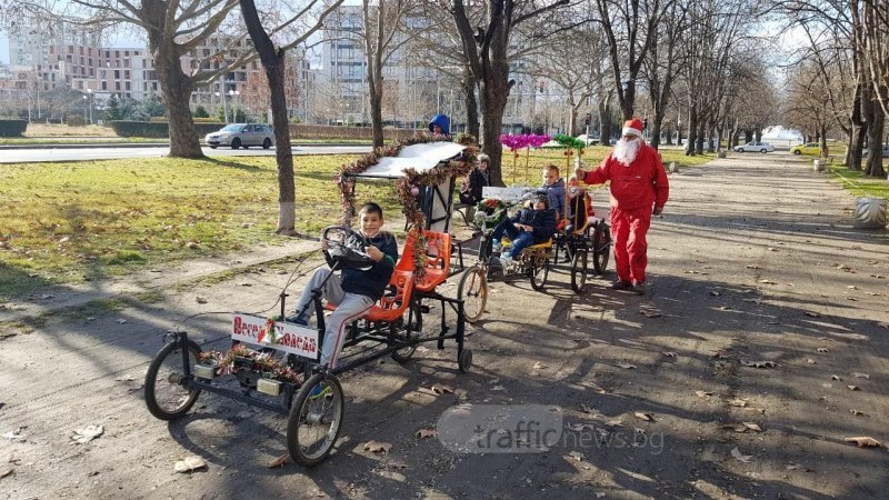 Дядо Коледа пристигна с рикша в Пловдив, вози безплатно децата ВИДЕО