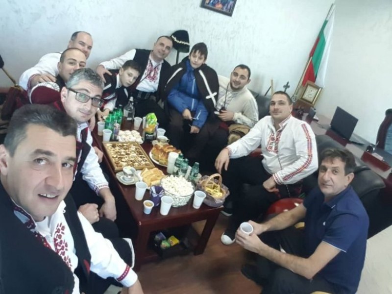 Коледари гостуваха на кмета на Стамболийски СНИМКИ