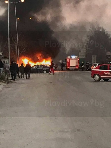 Бус и лек автомобил се запалиха в Пловдив СНИМКИ