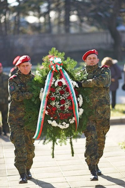 Почетоха жертвите от атентата в Кербала пред паметника в Карлово СНИМКИ