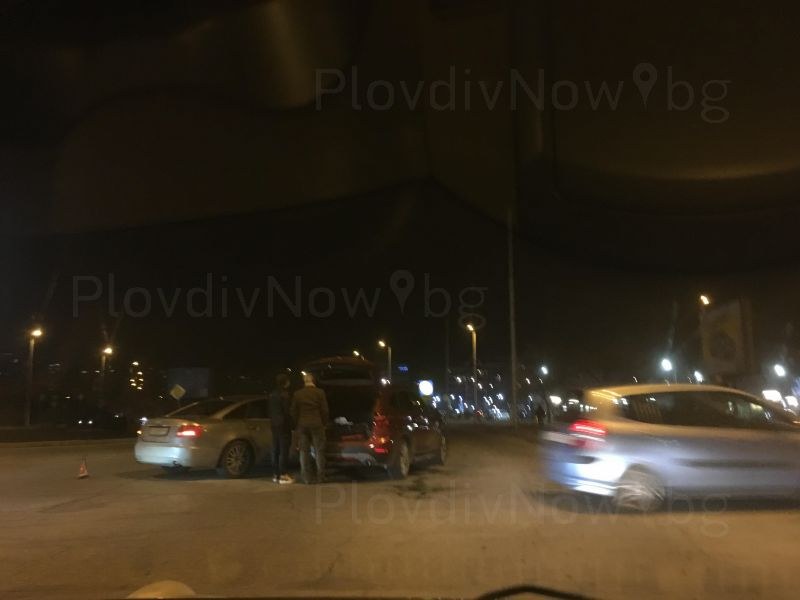 Две коли се нанизаха на кръстовище в Тракия СНИМКИ
