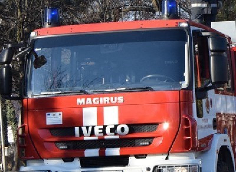 Пожар край търговиите в Карлово вдигна накрак магазинери и огнеборци