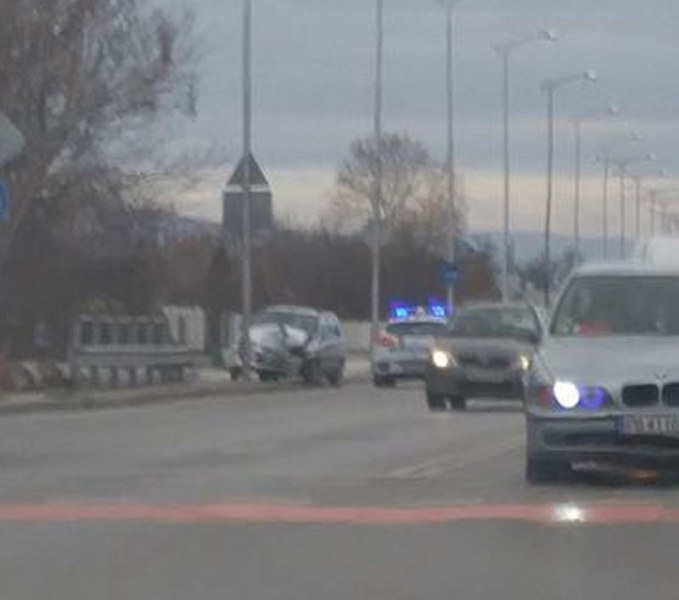 Кола се вряза в стълб в Пловдив, шофьорката е пострадала СНИМКА