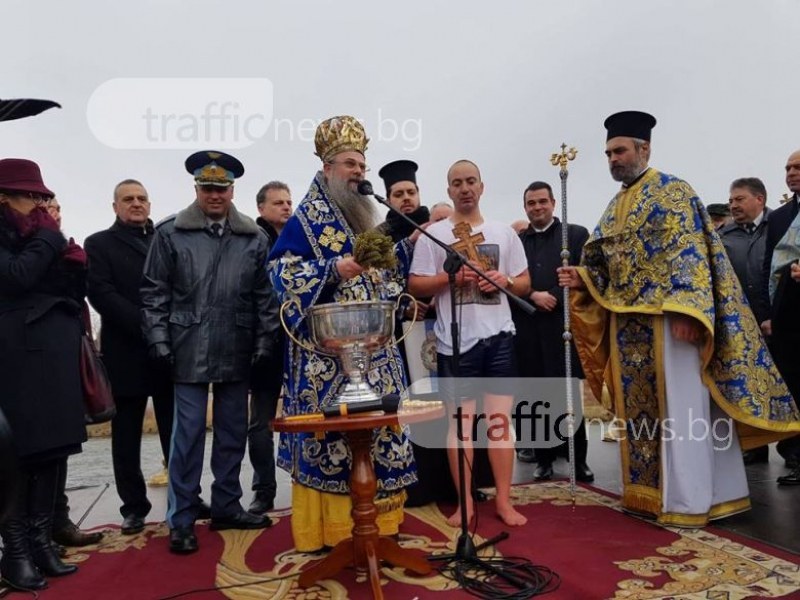 За по-малко от 10 секунди Стефан Гадьов извади кръста от ледените води на Марица ВИДЕО