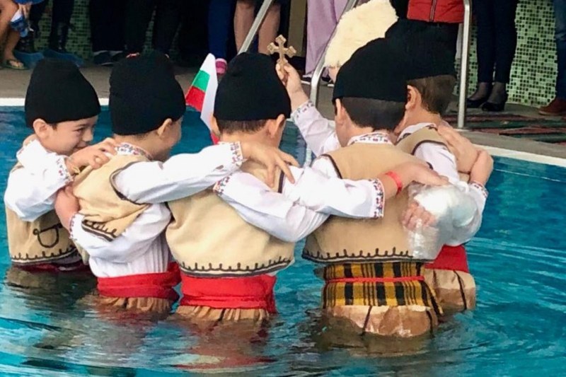 Ден след празника малчугани от Пловдив честват Богоявление СНИМКИ