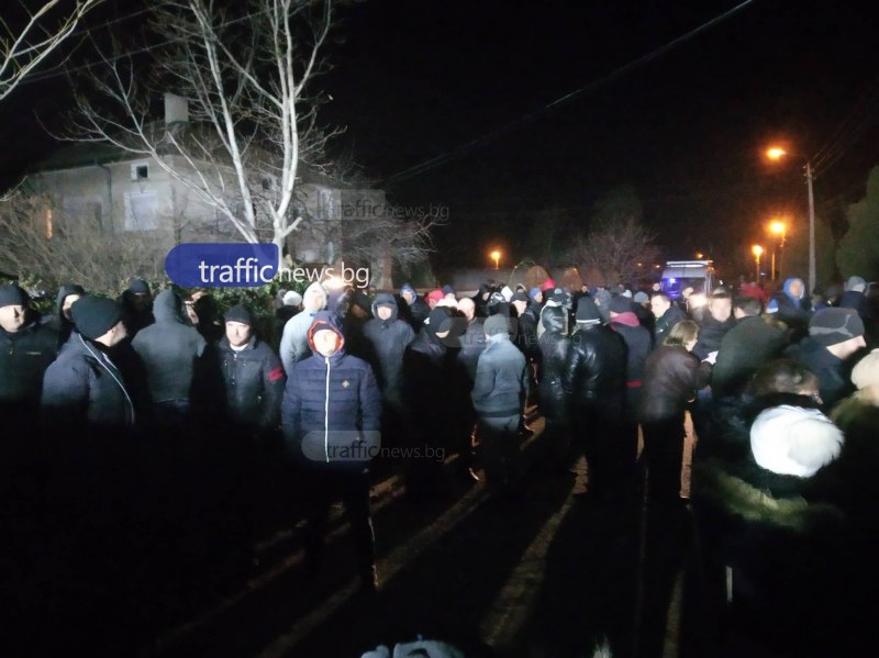 Във Войводиново става страшно! Протестът стигна ромската махала СНИМКИ