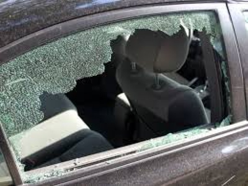 Три автомобила са ограбени с взлом в Каршияка вчера в ранните часове