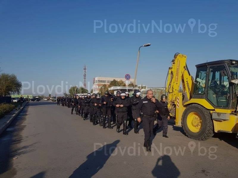 Багери нахлуват във Войводиново! Бутат незаконните постройки