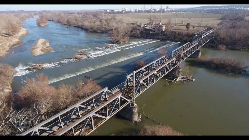 Пожар гори в коритото на река Марица в Пловдив