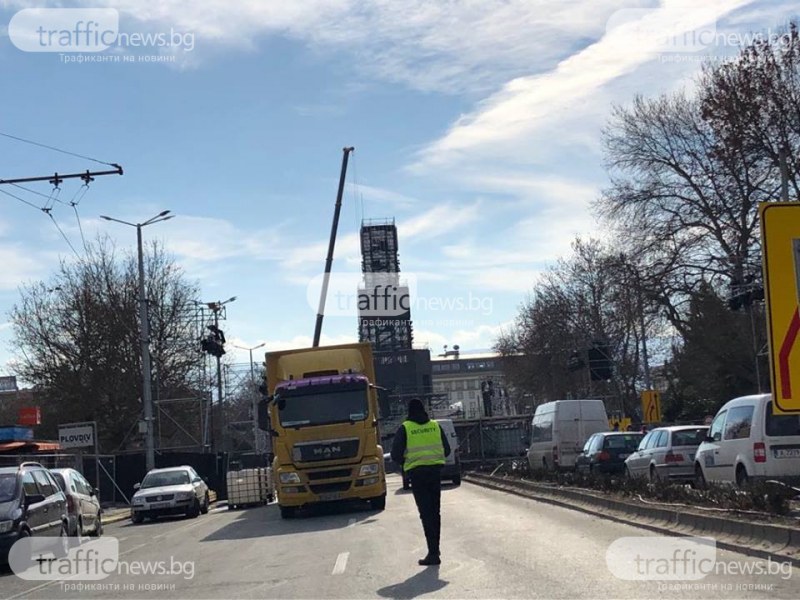 Започна демонтажа на 30-метровата кула за откриването СНИМКИ