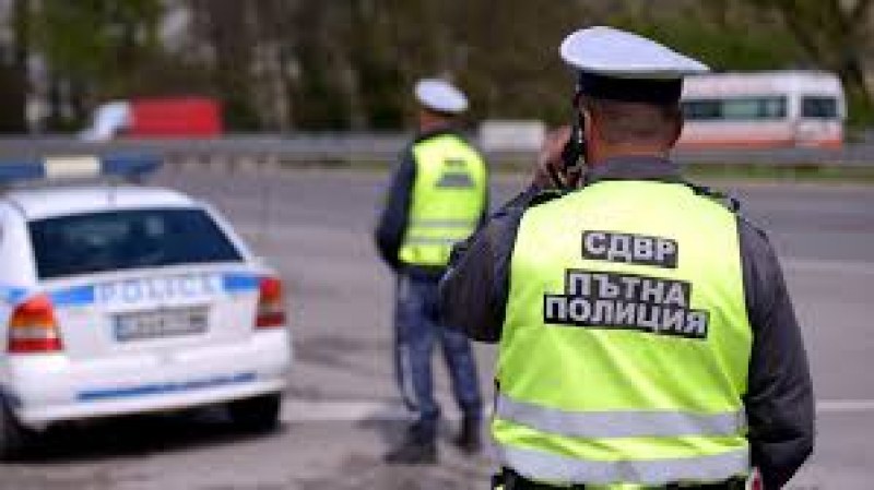 25-годишен се заби с автомобила си в баир край Войводиново